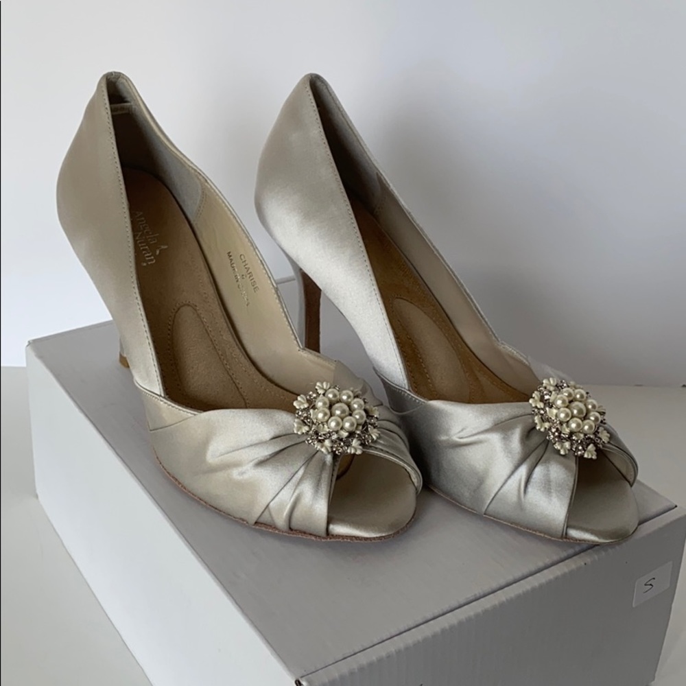 NIB Angela Nuran ‘Charise’ Wedding Heels in Silver Satin with Brooch (Si…
